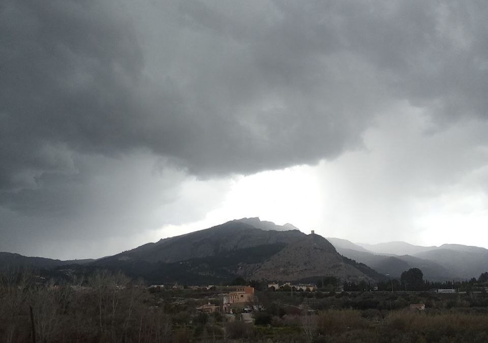 El pas de la Borrasca Konrad deixarà demà i divendres tempestes, pluges i neu.